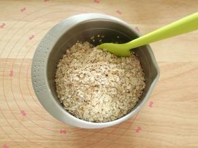 加蜂蜜后略微翻拌均匀。然后倒入所有的即食燕麦片