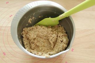 用刮刀切拌、按压、翻拌的手法，将三种材料混合均匀即可（手法没有特别的要求，怎么方便怎么来）。混合能成团即可。