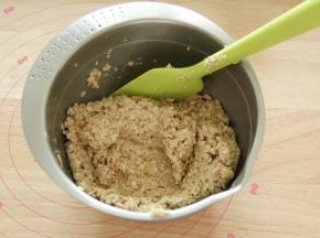 用刮刀切拌、按压、翻拌的手法，将三种材料混合均匀即可（手法没有特别的要求，怎么方便怎么来）。混合能成团即可。
