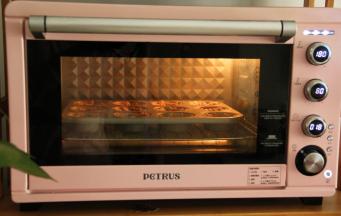 放入预热好的烤箱中层偏下，180度烤20分钟就可。