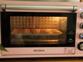 放入预热好的烤箱中层偏下，180度烤20分钟就可。