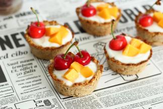 然后，燕麦杯里挤上酸奶。放上3小块芒果，放个樱桃就完成啦！开吃开吃！低脂不胖！