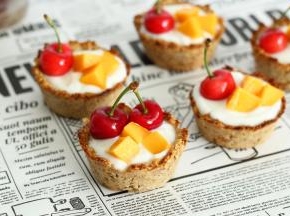 然后，燕麦杯里挤上酸奶。放上3小块芒果，放个樱桃就完成啦！开吃开吃！低脂不胖！