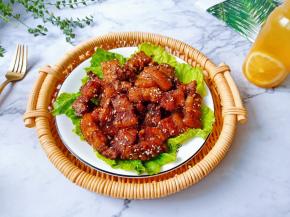 带皮的五花肉烤着吃会更嚼劲一些。