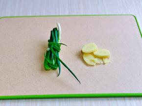 小葱去皮去根卷起来，姜去皮切片。