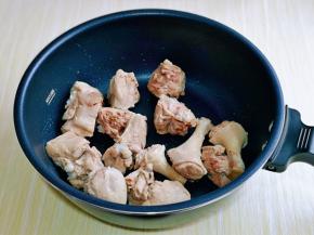 焯水的鸭块放入锅中。