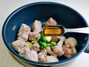 加入料酒，适当多一点，可去除腥味。