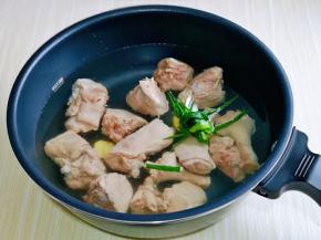 再加入纯净水，水量适当多一些。