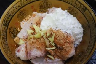 3.加入少许料酒，两勺面粉，另外切少许姜丝去腥，生姜和料酒都有去腥的效果