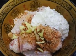 3.加入少许料酒，两勺面粉，另外切少许姜丝去腥，生姜和料酒都有去腥的效果