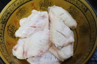 1.首先把鸡翅清洗干净，解冻后的鸡翅冲洗干净血水，在每个鸡翅两面都打上斜刀。