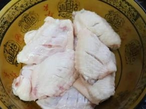 1.首先把鸡翅清洗干净，解冻后的鸡翅冲洗干净血水，在每个鸡翅两面都打上斜刀。