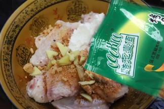 2.控干鸡翅的水分，加入一勺cook100法式黑椒烤肉料。