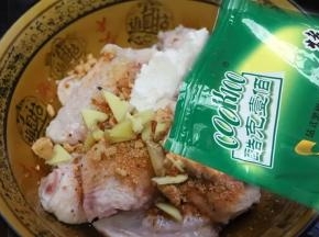 2.控干鸡翅的水分，加入一勺cook100法式黑椒烤肉料。
