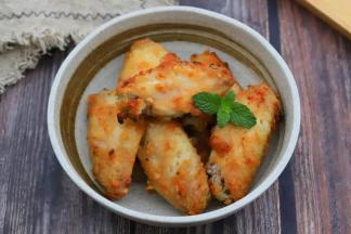 7.烤好以后把鸡翅取出来即可食用，鸡翅表面那层酥脆的外皮，焦香酥脆的太好吃了，如果喜欢，一定要尝试一下这个做法