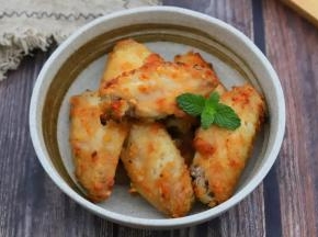 7.烤好以后把鸡翅取出来即可食用，鸡翅表面那层酥脆的外皮，焦香酥脆的太好吃了，如果喜欢，一定要尝试一下这个做法