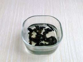 首先我们一定要先把黑木耳泡发。