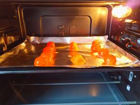 浸泡好的蛋黄放入烤盘，喷一点黄酒或者白酒去腥，烤箱170度烤8分钟。