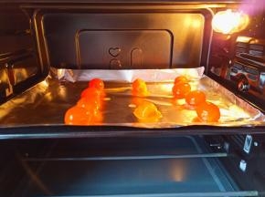 浸泡好的蛋黄放入烤盘，喷一点黄酒或者白酒去腥，烤箱170度烤8分钟。