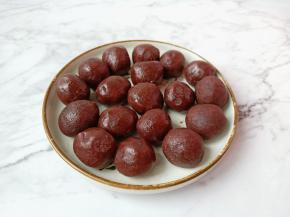 400克豆沙分成均匀的小团。