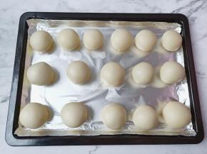 醒发好的面团加上豆沙包好。