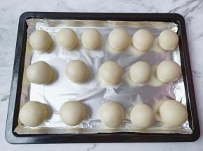 醒发好的面团加上豆沙包好。