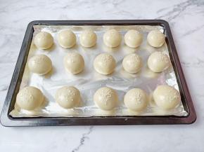 如果想要蛋黄酥颜色偏黄一点就用蛋黄刷面，不要蛋清。