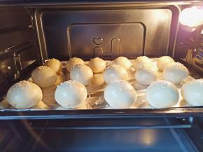 烤箱提前180°预热，把烤盘放入烤箱中层，180°烤30分钟。