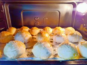 蛋黄酥烤好出炉了！