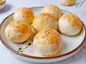 烤出来的蛋黄酥又香又脆。