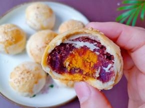 蛋黄酥们一个个顶着蟹壳黄般的色泽，轻轻掰开，金灿的蛋黄绵软可口，吃的停不下来！