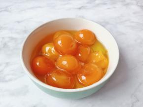 生的咸鸭蛋取蛋黄用，把蛋黄放入食用油里面浸泡2小时。