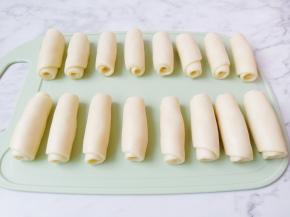 18克的油皮包上12克的油酥包起来，擀成长条状从上到下卷起来，盖上保鲜膜醒15分钟。