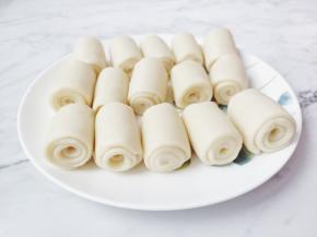 再次擀长条形再次卷起来，盖保鲜膜再醒发15分钟。