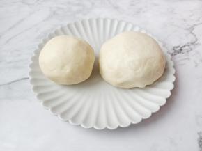 油皮与油酥分别揉成团盖保鲜膜醒发半小时。