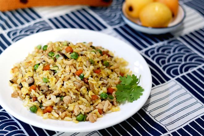 香菇胡萝卜豌豆鸡粒炒饭