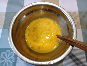 取一个干净的碗，磕入鸡蛋，加1克左右的盐，搅打均匀。