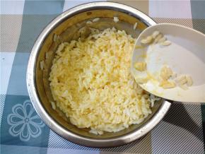 倒入剩饭，用饭勺压散，拌匀，尽量让每一粒饭都裹上蛋液。