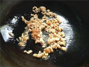 锅烧热，倒入2汤匙油，下鸡肉炒至变色就盛起。