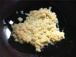 锅里再加2汤匙油，倒入剩饭，翻炒至蛋液凝固。