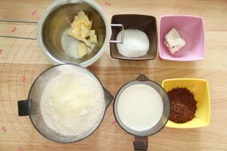 准备好材料A。黄油如果在冷冻中，需要提前切出软化备用。