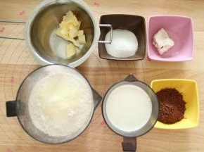 准备好材料A。黄油如果在冷冻中，需要提前切出软化备用。