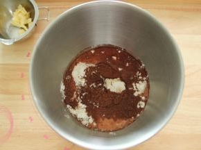 除了盐和黄油放置一旁。先将粉类倒入干净打面桶中，然后倒入液体，细砂糖倒入角落，粉类上挖洞放入鲜酵母。夏天的话最好用冰牛奶更容易控制面温。