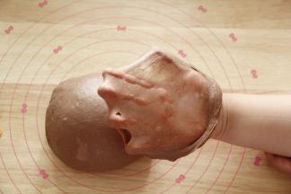 先转2档打到黄油和面团融合，再转3档打到扩展，面团光滑挂在面钩上。轻轻扯开能扯出结实透明的薄膜。小面包没有吐司那么高要求，如图的膜就可以了。