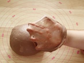 先转2档打到黄油和面团融合，再转3档打到扩展，面团光滑挂在面钩上。轻轻扯开能扯出结实透明的薄膜。小面包没有吐司那么高要求，如图的膜就可以了。