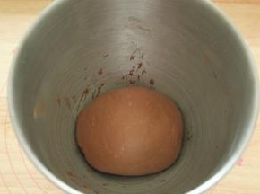 取出打好的面团，双手握住面团，向身体外侧折叠几次，收圆后放入打面桶或者干净盆中，盖上保鲜膜。温度27-28度进行第一次发酵。大约30-40分钟即可（夏天室温高，发酵快）。