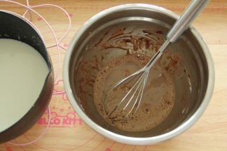 沸腾后离火。另取一个干净的盆，放入5克可可粉、玉米淀粉、鸡蛋，用蛋抽快速搅打均匀。然后立刻将刚刚煮沸的牛奶倒入一半，边倒边搅拌。