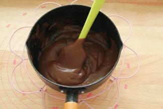 搅匀后重新倒回到剩余一半牛奶的奶锅里，用小火加热。边加热变搅拌至逐渐浓稠（半流动状态），充分糊化即可。离火放置一旁冷凉备用。