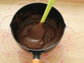 搅匀后重新倒回到剩余一半牛奶的奶锅里，用小火加热。边加热变搅拌至逐渐浓稠（半流动状态），充分糊化即可。离火放置一旁冷凉备用。