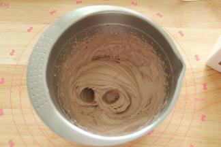 冷藏的淡奶油取出，加入4克可可粉。用电动打蛋器打发，想要面包爆浆的感觉，就打到有纹路不流动就可。如果想要馅料流动性没那么强，就可以将淡奶油打老一点也没有关系。